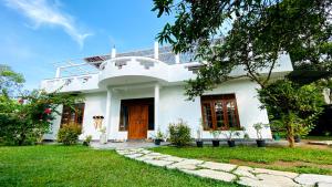 Zahrada ubytování Madiha Surf House Lanka