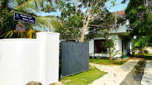 Zahrada ubytování Madiha Surf House Lanka