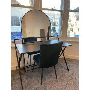 een tafel met een stoel en een spiegel erop bij Printer's Apprentice in Pontefract