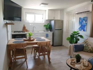 cocina y sala de estar con mesa y sofá en Palm Beach Paradise Vacation Rental, en Palm-Eagle Beach