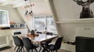 une salle à manger avec une table et des chaises dans l'établissement The Deer Lodge Durbuy, à Durbuy
