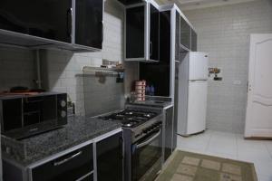 una cucina con piano cottura e frigorifero di دريم لاند السادس من أكتوبر a Il Cairo