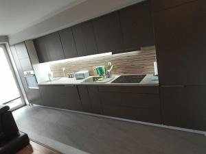 a kitchen with a stove and a sink in it at Apartament 24 dwie sypialnie in Płock