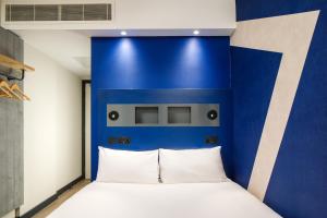 ibis budget Manchester Airport T2客房内的一张或多张床位
