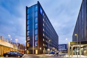 霍尔ibis budget Manchester Airport T2的一栋建筑前停着一辆车