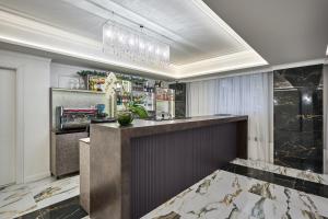 un bar in una camera d'albergo con bancone di Olimp Hotel a Bukovel