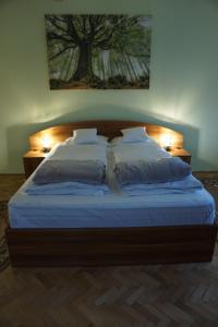 1 dormitorio con 1 cama grande con sábanas y almohadas blancas en Xili's Home sweet home en Brasov