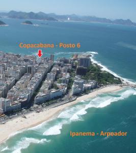 una vista aérea de la playa de Copacabana y del océano en Pé na Areia na Quadra Praia Copacabana melhor localização Rio WiFi 100Mb, en Río de Janeiro