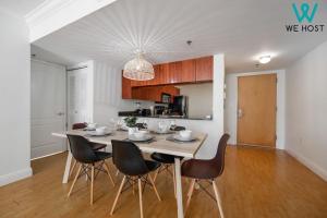 ein Esszimmer und eine Küche mit einem Tisch und Stühlen in der Unterkunft We Host - Condo Top Amenities City- Bay View in Miami