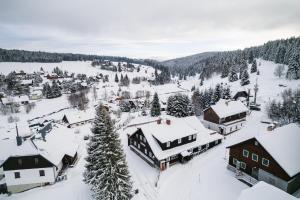 - une vue aérienne sur un village recouvert de neige dans l'établissement Penzion Černý vlk, à Kvilda