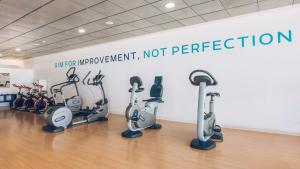 einen Fitnessraum mit Laufbändern und Heimtrainern in der Unterkunft Nice apartment on Las Americas Beach in Playa de las Americas