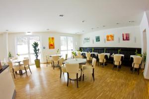 ein Esszimmer mit Tischen und Stühlen in der Unterkunft Hotel Eyberg in Dahn + 18 Fotos
