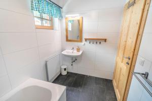 Koupelna v ubytování Veselý Svišť Chalet Lachtal + 30 fotografií