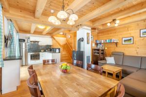 Kuchyňa alebo kuchynka v ubytovaní Veselý Svišť Chalet Lachtal