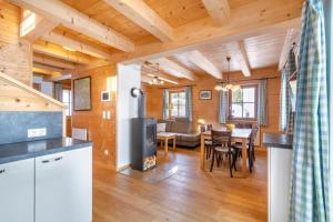 Kuchyňa alebo kuchynka v ubytovaní Veselý Svišť Chalet Lachtal