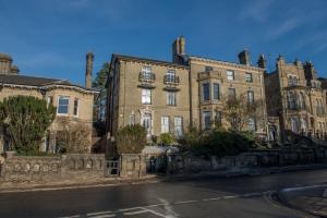 un gran edificio de ladrillo con una calle delante en Toothbrush Apartments - Central Ipswich - Fonnereau Road, en Ipswich