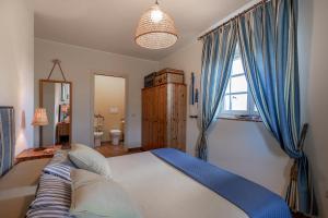 A bed or beds in a room at Altra Meta b&b