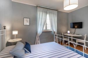 A bed or beds in a room at Altra Meta b&b