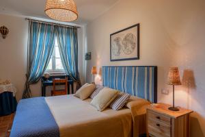 A bed or beds in a room at Altra Meta b&b