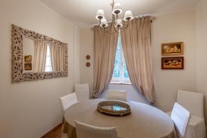 A seating area at Altra Meta b&b