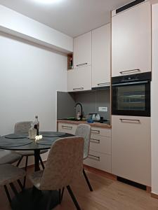 Majoituspaikan Apartman Meseceva dolina keittiö tai keittotila