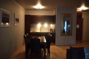 comedor y cocina con mesa y sillas en Apartament 34 "U Tobisława" - Pod Aniołem en Kazimierz Dolny