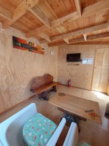 una habitación con una mesa y un banco en una habitación en Hospedaje Flover, en Puerto Varas