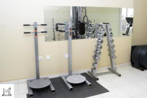 Fitness centrum a/nebo fitness zařízení v ubytování Mendiata Hotel