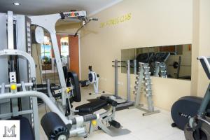 - une salle de sport avec plusieurs tapis de course et un miroir dans l'établissement Mendiata Hotel, à Accra