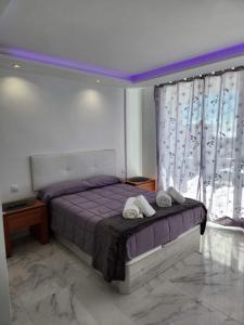 a bedroom with a bed with two towels on it at Jameo de agua, las americas studio sea view in Playa Fañabe