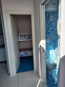 La petite salle de bains est pourvue d'une douche et de toilettes. dans l'établissement SOLARE, à Bibione