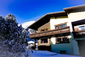 Het gebouw waarin het vakantiehuis zich bevindt