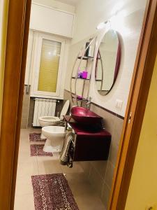 a bathroom with a toilet and a sink and a mirror at Subito disponibile! in Cinisello Balsamo