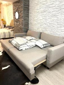 - un canapé avec des oreillers dans l'établissement Studio Enis, à Poiana Brasov