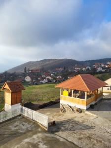 ein kleines Gebäude mit einem Dach auf einem Feld in der Unterkunft Irinin Vidikovac in Rudnik