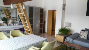 a living room with a table and a ladder at Exklusive Ferienwohnung Lurelei 150 qm mit Traumblick 4 bis 9 P in Bacharach