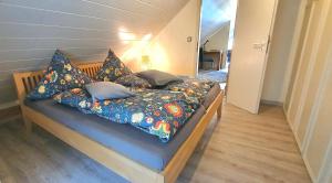 una cama con almohadas en una habitación en Ahrtal Vier Sterne Ferienwohnungen Alexandra Weiler Panorama, en Bad Neuenahr-Ahrweiler