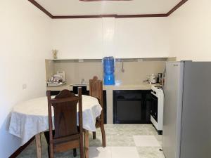 Kuchyň nebo kuchyňský kout v ubytování Lara's Guesthouse Siargao