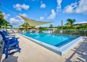 uma piscina com uma cadeira azul ao lado de uma cadeira azul em Aqua Lodges at Coconut Cay Rv and Marina em Marathon