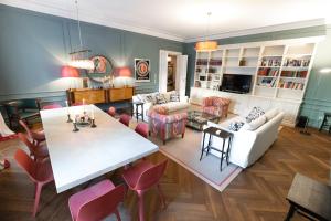 un salon avec une table et des chaises dans l'établissement Noble Luxurious Palais, à Vienne