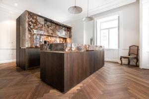 Cette grande chambre dispose d'un comptoir orné d'une peinture murale. dans l'établissement Noble Luxurious Palais, à Vienne