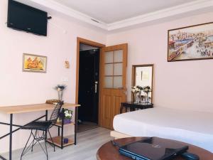 um quarto com uma cama, uma mesa e uma secretária em Pera Suites I- Taksim merkez -Klimalı em Istambul