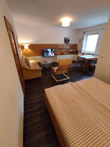 ein Hotelzimmer mit einem Bett und einem Wohnzimmer in der Unterkunft Apartment Reichenhall in Bad Reichenhall