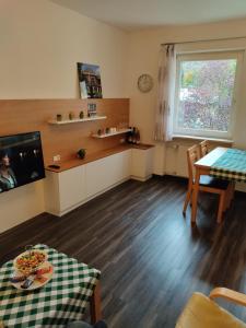 ein Wohnzimmer mit einem Tisch und einem TV in der Unterkunft Apartment Reichenhall in Bad Reichenhall