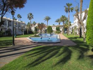 park z palmami i fontanną w trawie w obiekcie Aldeas Taray 076 w mieście La Manga del Mar Menor