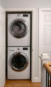 uma máquina de lavar e secar num quarto em Twin XL Bed - Boston - RM 1 em Stoneham
