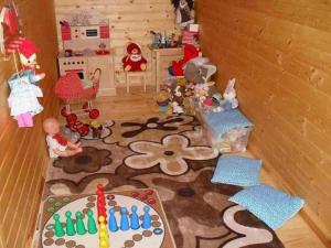 una sala de juguetes con juguetes en el suelo en Liptovská Drevenica en Liptovský Mikuláš