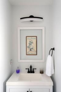um lavatório branco com uma imagem por cima em Twin XL Bed - Boston - RM 1 em Stoneham