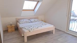 Postel nebo postele na pokoji v ubytování Domeček pod skalami, Tisá 535