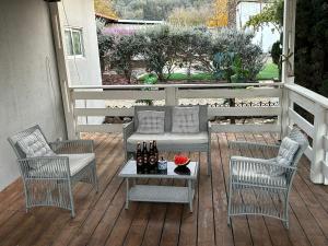 un patio con 2 sillas y una mesa con botellas. en Dream, en Midrakh ‘Oz